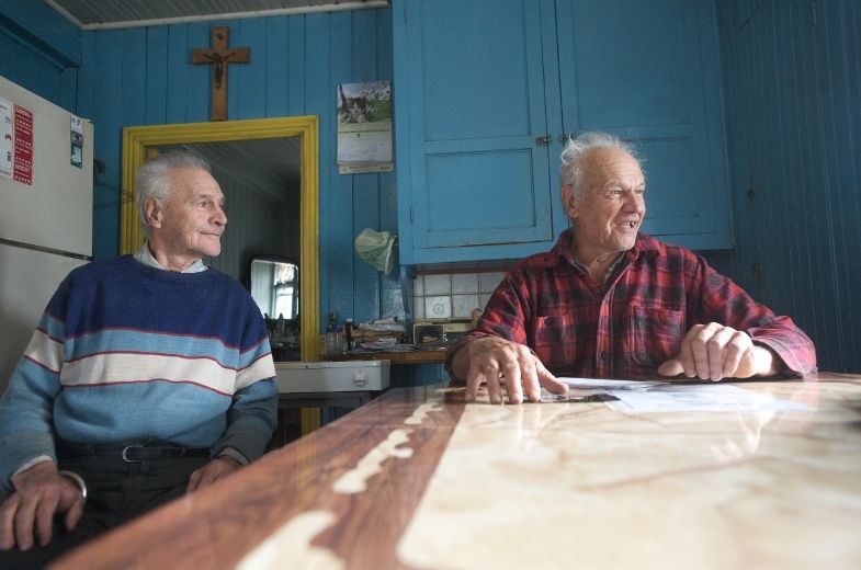 Joseph et Wilfrid Goyer, dans leur maison.