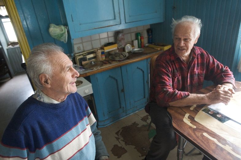 Joseph et Wilfrid Goyer, dans leur maison.