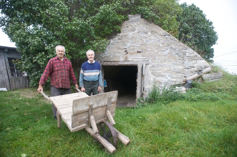 Les cultivateurs Wilfrid et Joseph Goyer sont propriétaires d’un caveau unique qui servait autrefois de charnier.