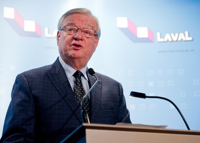 <p>Le maire de Laval, Gilles Vaillancourt, a assuré le vendredi 5 octobre 2012i qu'il ne démissionnera pas, en dépit des perquisitions de l'Unité permanente anticorruption (UPAC) dont il a fait l'objet, le jeudi 4 octobre 2012.</p><p>MARTIN ALARIE/L'ÉCHO DE LAVAL/AGENCE QMI
