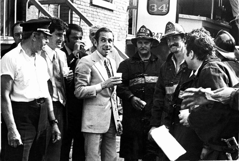 1972, lancement de la campagne d’identification des travailleurs de la construction que tous les manœuvres devaient
porter sur les chantiers.