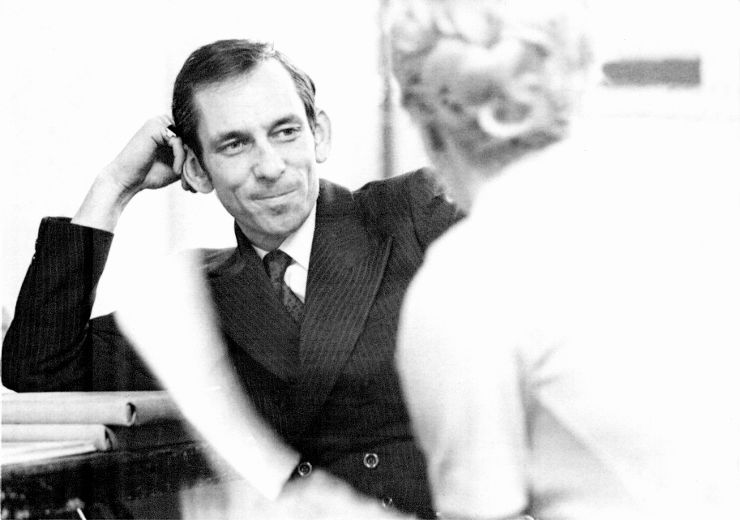 1970, Jean Cournoyer accepte le poste de ministre du Travail en pleine Crise d’Octobre. Il discute ici avec son attachée de presse, Gisèle Gallichan.