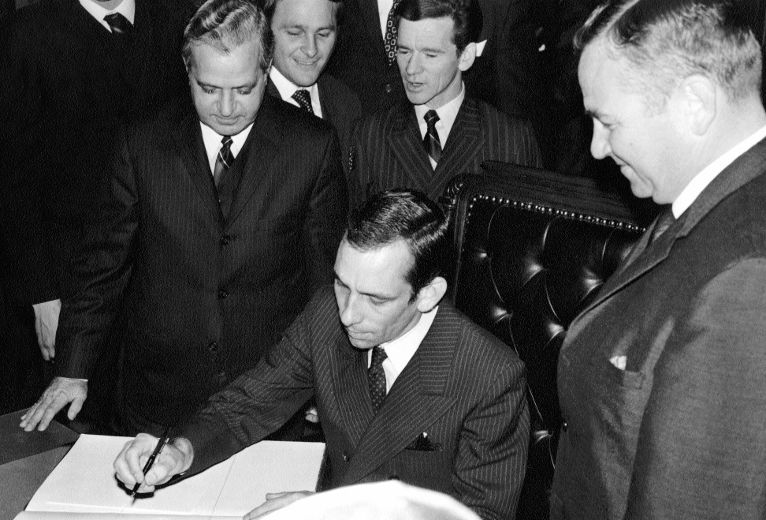 1969, Jean Cournoyer est assermenté comme ministre du Travail dans le gouvernement du premier ministre Jean-Jacques Bertand que l’on voit ici à gauche. 
