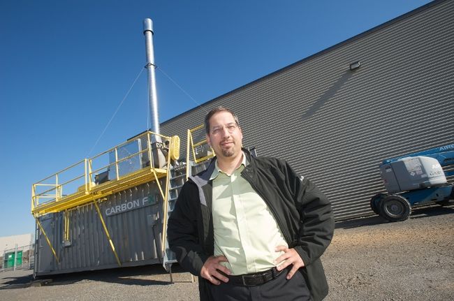 Chef de file dans le maintien de la qualité de l’air en milieu industriel, Airex Industries est installé dans l’est de Laval depuis l’été 2011. Sur la photo, Guy Prud’homme, président de l’entreprise, pose devant le Carbon FX, l’appareil producteur d’un combustible carboneutre.