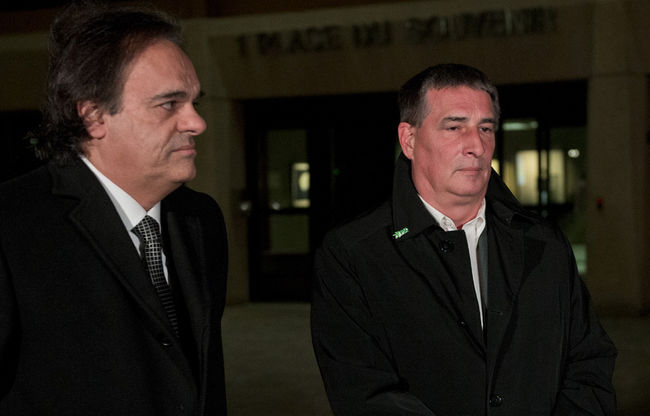Émilio Migliozzi (Candidat conseiller municipale - District de Fabreville) et Robert Bordeleau (chef du Parti au service du citoyen - Candidat à la mairie) commentent devant l'hôtel-de-ville la possible démission du maire Gilles Vaillancourt.