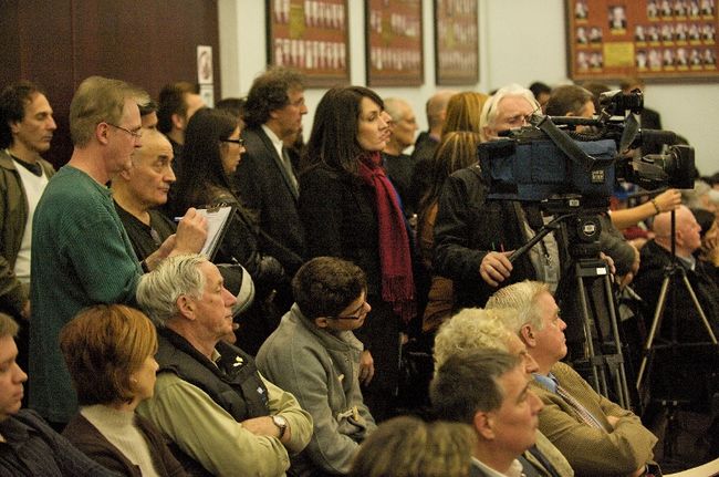 <p>La Ville de Laval a décidé de reporter l’octroi de tous les contrats de réfection de chaussée, d’égout et d’aqueduc, a annoncé le vice-président du comité exécutif de Laval, Basile Angelopoulos, le lundi 5 novembre 2012, lors du conseil municipal, en justifiant cette décision par le dépôt de la loi 1 du gouvernement de Pauline Marois pour lutter contre la corruption.</p><p>JACQUES PHARAND/L'ÉCHO DE LAVAL/AGENCE QMI