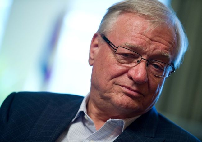 Le maire Vaillancourt avait quitté temporairement ses fonctions le 24 octobre, invoquant des raisons de santé, après que des enquêteurs de l’UPAC et de la SQ eurent perquisitionné l’hôtel de ville et deux de ses propriétés le mois dernier.