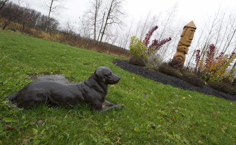 Inaugurée au printemps dernier, la section compagnon du Cimetière de Laval permet aux propriétaires d’animaux de rendre un dernier hommage à leur fidèle ami. Un terrain communautaire de même que plusieurs terrains privés accueillent les cendres des animaux de compagnie. Les propriétaires peuvent également choisir un lot où ils seront enterrés avec leur compagnon.Selon la direction du cimetière appartenant à la compagnie Magnus Poirier, il s’agit d’un concept unique au Québec.