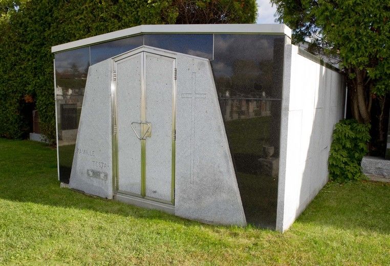 Ce caveau appartient à la famille Testa, une famille italienne de Montréal. «C’est eux-mêmes qui l’ont dessiné et payé», explique Suzanne Beauchamp, secrétaire du cimetière Sainte-Dorothée. Ce monument, érigé dans les années 1970, contient deux urnes et un cercueil.Cimetière Sainte-Dorothée.