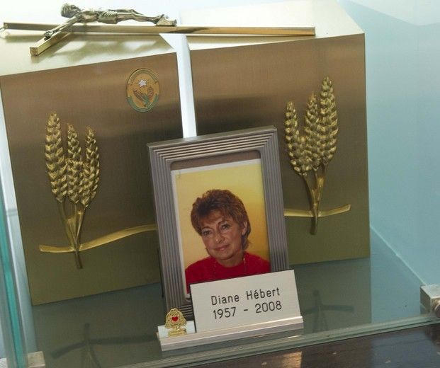 Diane Hébert fut la première Québécoise, en 1985, à recevoir une double transplantation cœur-poumons en 1985, à l’Hôpital général de Toronto.À la suite de ses démarches, la carte d'assurance-maladie du Québec est devenue la carte officielle du don d'organes en 1987. La même année, elle a mis sur pied sa fondation pour venir en aide aux patients en attente d'une greffe et aux greffés, ainsi que pour sensibiliser la population aux dons d'organes.Elle est décédée en juin 2008, à l’âge de 51 ans. Son urne est exposée à Laval au Mausolée du Ruisseau, propriété du Groupe Yves Légaré.