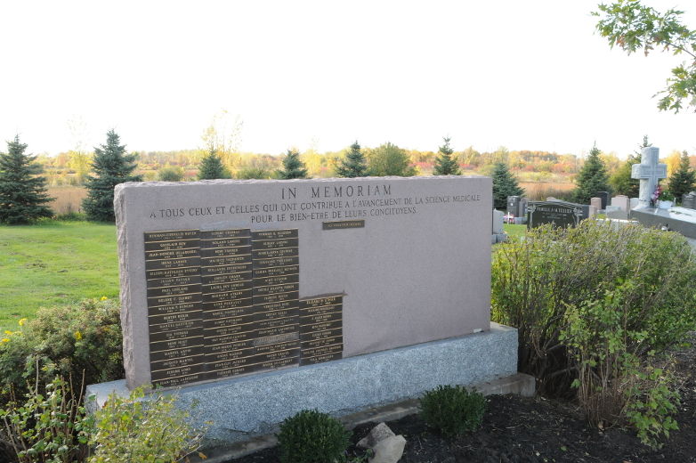 Ce monument du Cimetière de Laval est dédié à la mémoire de tous ceux qui ont accepté de donner leur corps à la science.Cimetière de Laval.