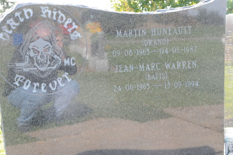 Tombe du défunt président du chapitre des Death Riders de Laval, Martin Huneault, qui a été assassiné le 4 mai 1987. Aucune arrestation n’a eu lieu concernant cet assassinat à la suite duquel les Hell’s Angels ont pris le contrôle du marché des stupéfiants dans les Basses-Laurentides.Cimetière de Laval.