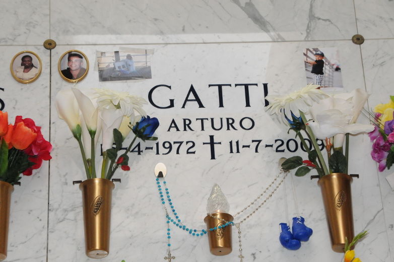 La plaque commémorative du défunt boxeur Arturo Gatti, trouvé mort dans sa chambre d’hôtel au Brésil le 11 juillet 2009.Cimetière de Laval.