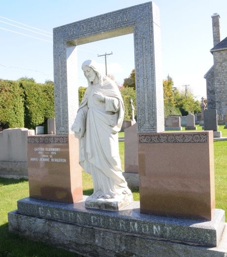 Ce monument érigé dans le cimetière de Sainte-Dorothée appartient à la famille Clermont, une célèbre famille lavalloise. Gaston Clermont, qui y est enterré, était le père de Mariette Clermont, du magasin de meubles du même nom. C’est d’ailleurs M. Clermont qui est le fondateur de l’entreprise.Cimetière Sainte-Dorothée.