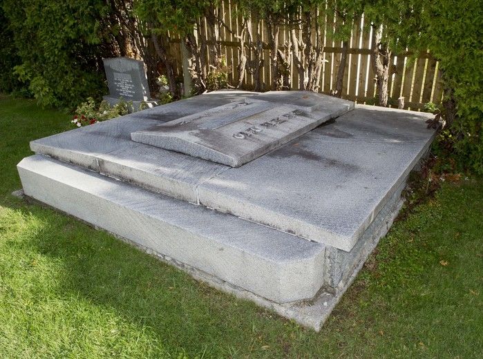 En dessous de cette pierre tombale du cimetière Sainte-Dorothée, on retrouve un caveau érigé en 1964. «Pour y déposer un cercueil ou un caveau, on doit lever le couvercle et descendre des marches», explique la secrétaire du cimetière, Suzanne Beauchamp, ajoutant que c’est un monument de style français. «Le caveau appartenait à l’origine à une famille d’origine européenne», précise-t-elle.  Aujourd’hui, il est la propriété de la famille Demers.Cimetière Sainte-Dorothée.