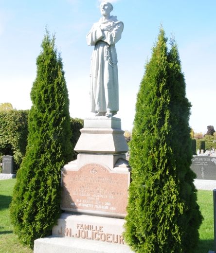 Située dans le cimetière Sainte-Dorothée, cette pierre tombale haute de plusieurs mètres représente saint François d’Assisse. Joseph Nephtalie Jolicoeur est la première personne à y avoir été inhumée en 1954. Le monument occupe deux lots, au nord et au sud de la pierre.Cimetière Sainte-Dorothée.