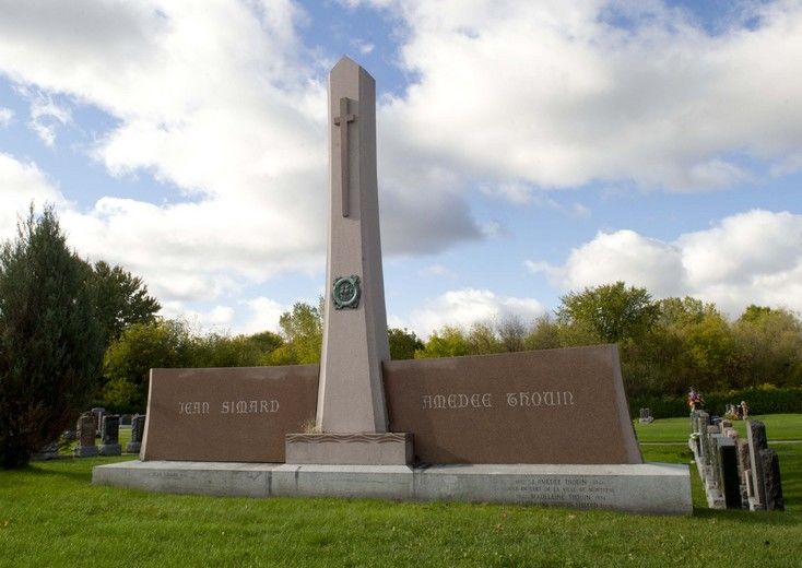 La famille Thouin-Simard vient de Laval-sur-le-Lac. Elle est parente avec l’ancien premier ministre Robert Bourassa, par son épouse. Joseph-Amédée Thouin qui était juge en chef de la Ville de Montréal a été enterré en 1966 dans le cimetière de Sainte-Dorothée. Quant à Jean Simard, décédé en 2010, il était également juge à Montréal.Cimetière Sainte-Dorothée.