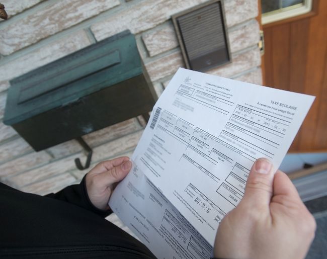 La péréquation offerte aux commissions scolaires par le gouvernement permet une réduction sur le compte de taxe des contribuables, même si la valeur de leur propriété est en hausse.