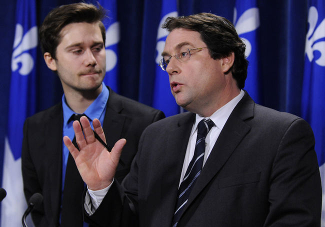 Le gouvernement du Québec a déposé vendredi un projet de loi qui permettra aux jeunes de voter dans leurs établissements d'enseignement postsecondaire. Le député de Laval-des-Rapides, Léo Bureau-Blouin en a fait l'annonce en compagnie de son collègue Bernard Drainville, ministre responsable des Institutions démocratiques et de la Participation citoyenne.
