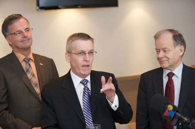 Raymond Bachand s’est dit favorable au développement des places de garderie en milieu de travail, lors d’une annonce faite à Laval. Le député d’Outremont et candidat à la chefferie du PLQ pose en compagnie du député de Chomedey Guy Ouellette et du président du PLQ-Laval, Denis Piché.