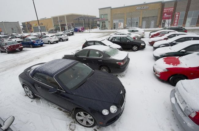 Les automobilistes qui se rendront à la Place Bell devront vraisemblablement se stationner chez les commerces voisins.