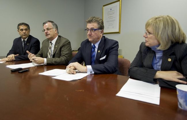 Le caucus libéral de Laval soutient que le gouvernement Marois est en sursis. Sur la photo, de gauche à droite, Gilles Ouimet, député de Fabre, Guy Ouellette, député de Chomedey, Jean Rousselle, député de Vimont, et Francine Charbonneau, député de Mille-Îles.