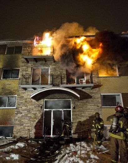 <p>Le réveil a été brutal pour les résidents d’un immeuble de Laval, alors qu’un incendie d’une forte ampleur a forcé l’évacuation complète du bâtiment, tôt mardi. Le bâtiment de 16 logements, situé sur le boulevard Saint-Elzéar Ouest, dans le secteur d’Auteuil, s’est embrasé aux alentours de 4 h 40, le 25 décembre 2012.|PHOTO Martin Alarie / Agence QMI