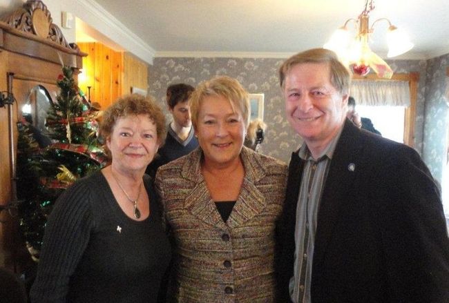 Le PQ de Laval ont rendu hommage, le 25 novembre dernier, à Marc Demers et son épouse, Jeanne D'Arc Bélisle. Sur la photo, Marc Demers pose en compagnie de la première ministre Pauline Marois et de l'organisatrice de l'évènement, Raymonde Cloutier.