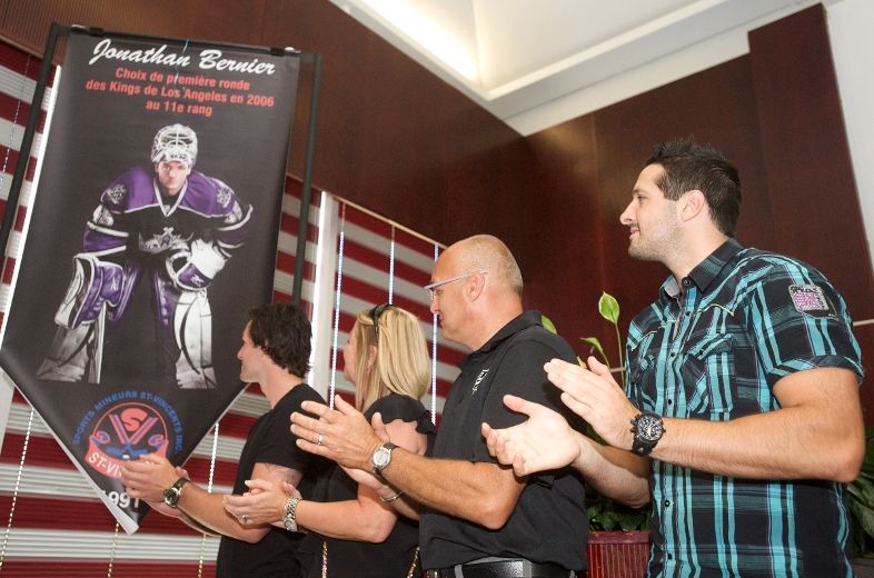 Gagnant de la plus récente coupe Stanley, le gardien de but des Kings de Los Angeles Jonathan Bernier était de passage à Laval, là où il a évolué jusqu’au niveau midget AAA.