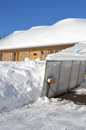 La CSST rappelle que des règles de base s’imposent lors des opérations de déneigement de toiture.
