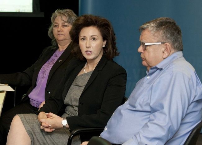 Le Bureau de l’ombudsman affirme être victime de manœuvres de l’administration municipale visant à paralyser ses activités et allant, même, jusqu’à menacer son intégrité. La secrétaire générale de l'organisme, Me Diane Lemelin, au centre de la photo, a été congédiée lors de la séance du conseil de lundi dernier.