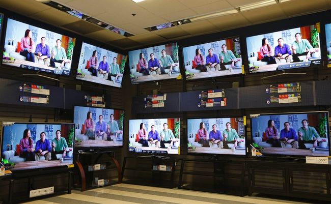 <p>Televisions are seen on display at a Sears store in Schaumburg, Illinois, near Chicago in this September 23, 2013 file photo. For network executives, Video On Demand (VOD) is part of their strategy to compete in an ever-more crowded entertainment landscape, where live TV viewing is on the decline and streaming services like Netflix Inc are gaining in popularity. REUTERS/Jim Young/Files (UNITED STATES - Tags: ENTERTAINMENT BUSINESS)