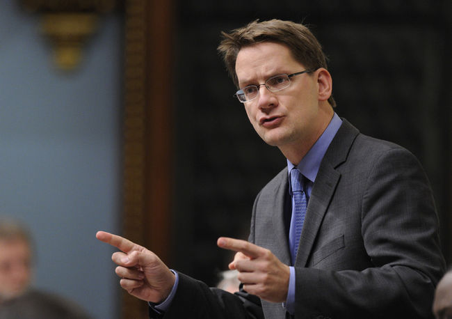 Le ministre des Affaires municipales est «dégoûté» par la tentative du maire déchu de Laval Gilles Vaillancourt de s’immiscer dans la campagne électorale municipale.