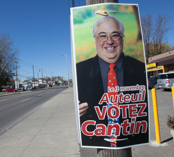 Michel Cantin doit aussi réparer presque quotidiennement des pancartes vandalisées ou âbimées par le vent.