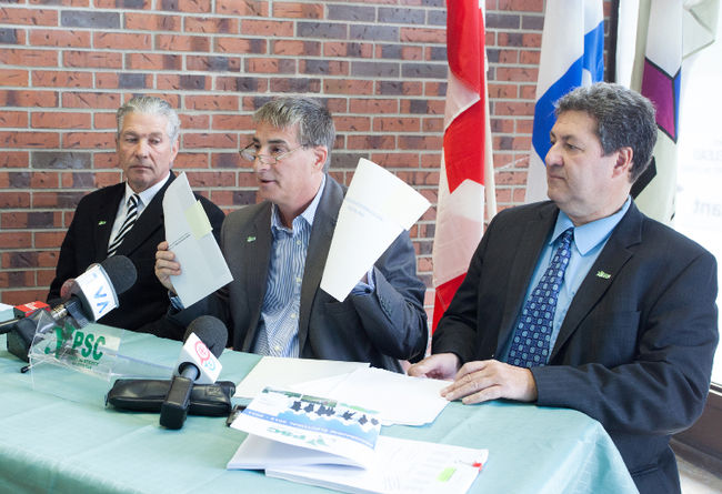 Robert Bordeleau a aussi profité de sa rencontre avec les médias pour présenter les engagements de son parti en matière de sécurité publique aux côtés de ses candidats dans Sainte-Dorothée (Richard Morency, à gauche) et Sainte-Rose (Denis Chartier, à droite).