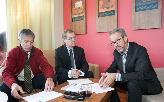 La LDAC a présenté, jeudi, les résultats de son Opération confiance menée auprès de cinq candidats à la mairie de Laval. Sur la photo, de gauche à droite, Guy Garand, candidat d’Auteuil pour Option Laval, Jacques Foucher, candidat indépendant, et Frédéric Lapointe, président de la LDAC.