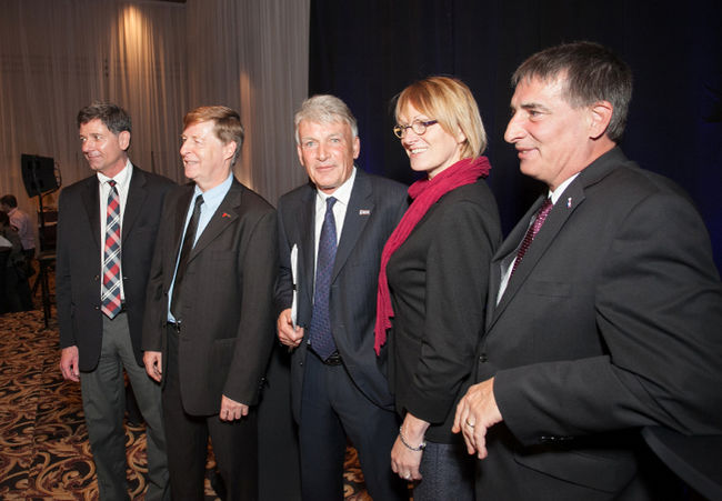 De gauche à droite: Le chef du Nouveau Parti des Lavallois, Guy Landry, le chef du Mouvement lavallois, Marc Demers, le chef d'Action Laval, Jean-Claude Gobé, la chef d'Option Laval, Claire Le Bel et le chef du Parti au service du citoyen, Robert Bordeleau, lors du débat des chefs organisé par la Chambre de commerce et d'industrie de Laval, le 23 octobre 2013.