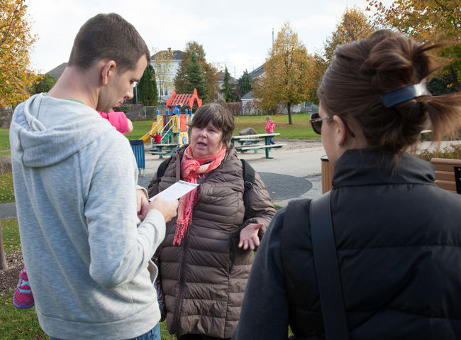 Anne-Marie Tougas (au centre) mène une campagne électorale très active axée sur le bonheur municipal, dans Sainte-Rose.