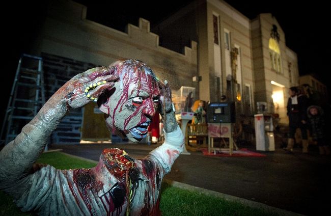 Pour une sixième année consécutive, un maniaque de l'Halloween de Laval partage sa passion pour les morts-vivants afin d’amasser des dons pour l'Hôpital de Montréal pour enfants.