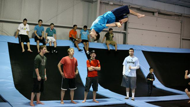 Le centre de trampoline extrême ISAUTE a ouvert ses portes à Laval, lundi. Il s'agit du premier établissement de ce type au Québec.