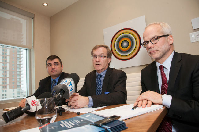Entouré de ses avocats Me Soucy et Me Caza, Jacques Foucher a expliqué pourquoi il avait déposé une requête contre l’éligibilité du maire Marc Demers lors d’une conférence de presse le 9 décembre dernier.