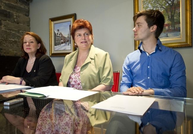 Les députés Suzanne Proulx et Léo Bureau-Blouin ainsi que la ministre Nicole Léger sont heureux de la fin de la tutelle sur la Ville de Laval.