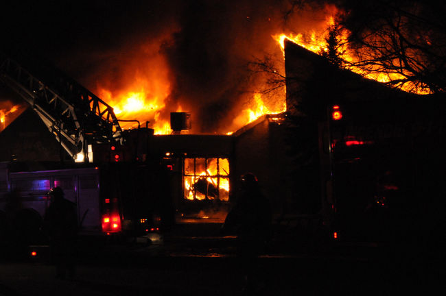 <p>Un incendie a complètement ravagé une résidence pour aînés du secteur Sainte-Rose, à Laval, en début de soirée, le vendredi 1er février 2013.</p><p>CÉDÉRICK CARON/L'ÉCHO DE LAVAL/AGENCE QMI
