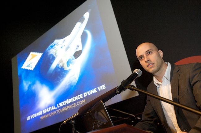 Les passionnés d’astronautique pourront bientôt s’envoler aux frontières de l’espace. Sur la photo, Philippe Bergeron, président de l’agence de voyage et voyagiste Uniktour, l’agence qui offrira au Québec cette unique opportunité d’explorer l’apesanteur et d’admirer la courbure de la terre.