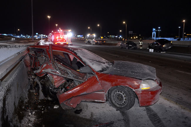 <p>Accident 3 véhicules sur l'autoroute 440 direction Ouest coin Curé-Labelle à Laval.3 blessés dont un grave. Une honda sectionnée en deux.</p><p>ERIK PETERS/AGENCE QMI