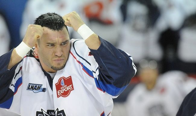 Une figure bien connue du monde du hockey semi-professionnel du Québec, Sébastien Cyr, est morte samedi en pratiquant des arts martiaux mixtes (AMM) dans un gymnase de Laval.