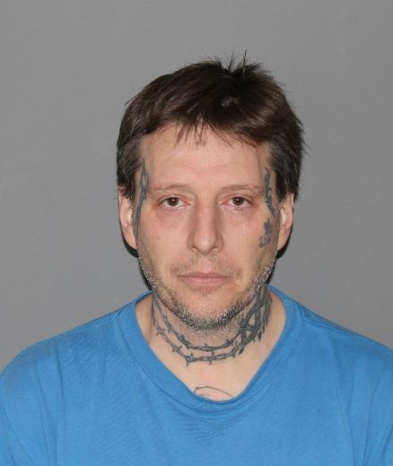 <p>Stéphane Tremblay est un récidiviste en matière de vols qualifiés. La police de Laval croit qu'il aurait pu faire d'autres victimes.