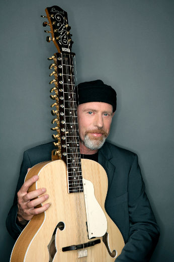 Harry Manx avec sa mohan veena, une guitare orientale à 20 cordes au son qui ressemble à la citare.