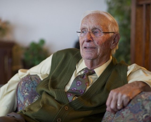 M. Lefebvre, âgé de 84 ans, est actuellement au repos complet à son domicile.