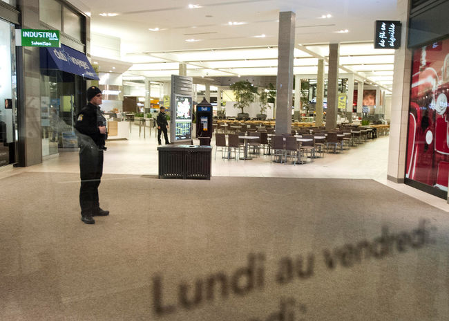 <p>La foire alimentaire du Carrefour Laval, à Laval, a été évacuée lundi 04 mars 2013 au soir, suite à un appel à la bombe.</p><p>MARTIN ALARIE/L'ÉCHO DE LAVAL/AGENCE QMI